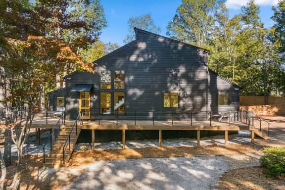 Modern Luxury Cabin on 2.5 Acres with Fenced Yard - Image 4